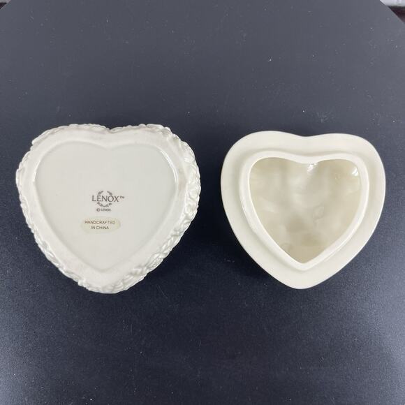 Lenox Rose Heart Shaped Decorative Ivory Trinket Jewelry Box with Lid Gold Trim - Picture 4 of 10